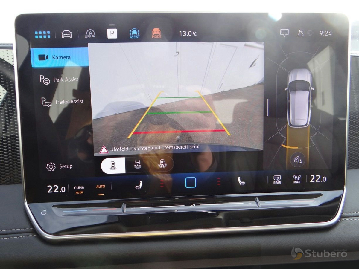 Das Fahrzeugdisplay mit dem Bild der Rückfahrkamera.