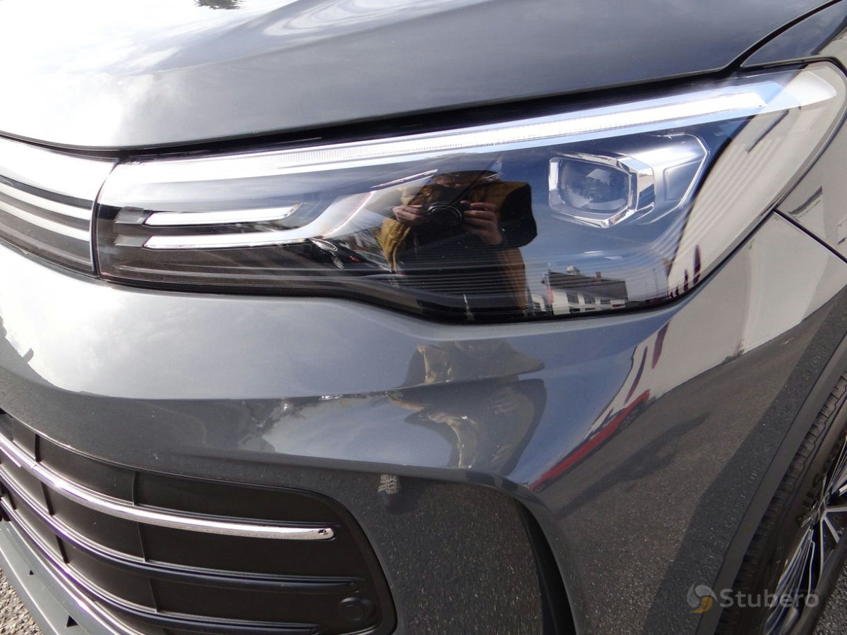 Un détail du projecteur avant et de la carrosserie de ce véhicule.