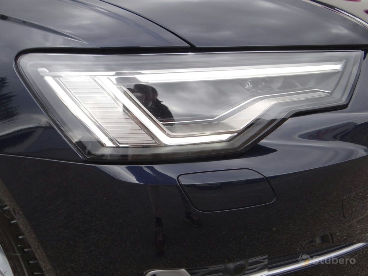 Un détail du projecteur avant et de la carrosserie de ce véhicule.