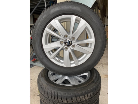 Ruote invernali originali VW Touran 5T1 Karlstad Pirelli 205/60R16 96H DOT23 5TA601025Q