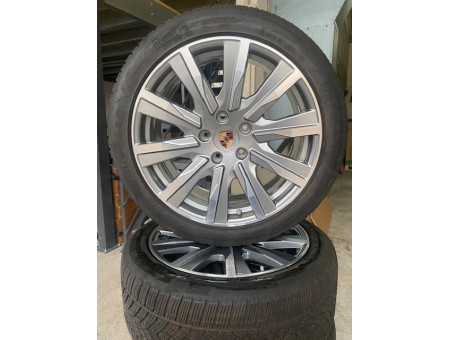 Winterräder Original Porsche Taycan Tequip Design Felgen 9J x 20 ET54 + 11J x 20 ET60, Goodyear 245/45 + 285/40 R20 9J1073600G