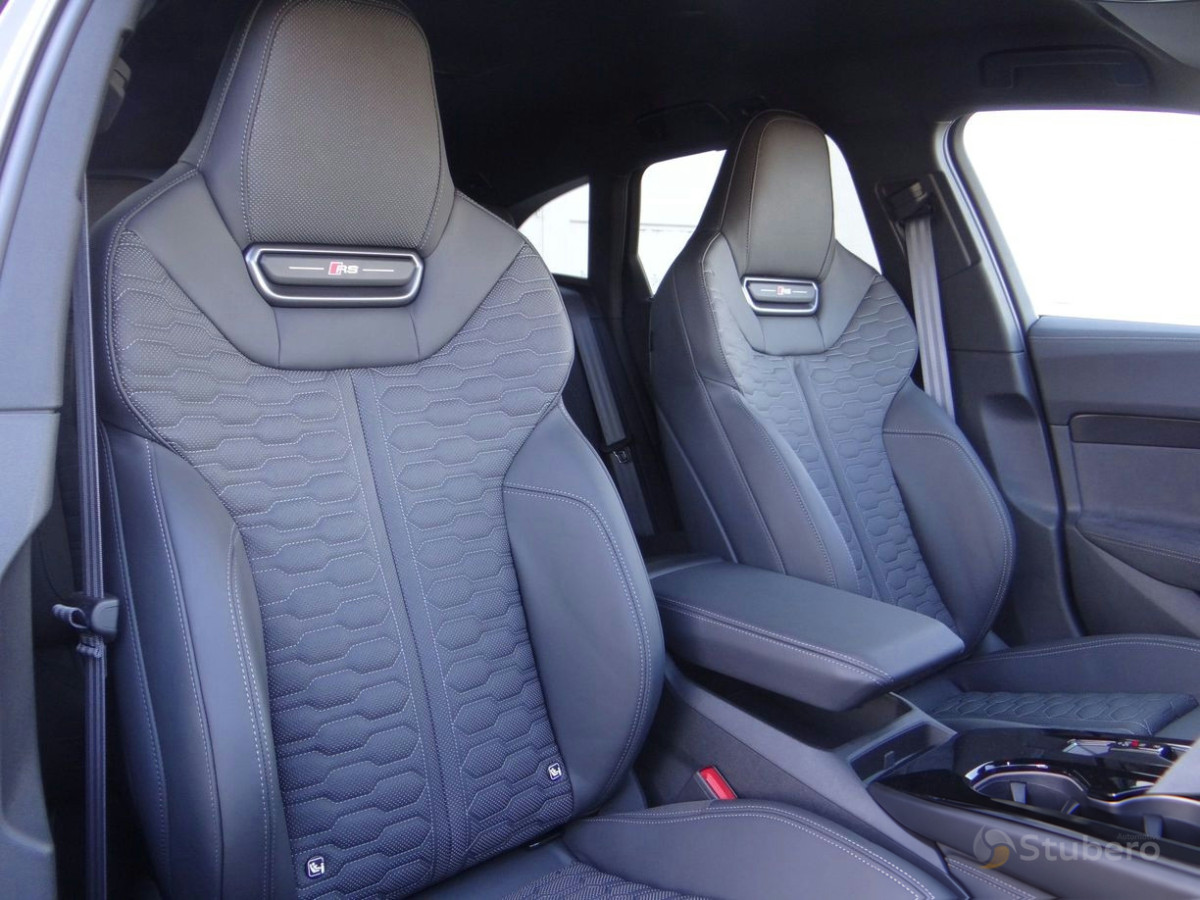 Sièges avant Sport plus de la RS 5 Avant, avec cuir perforé et surpiqûres en nid d’abeille.