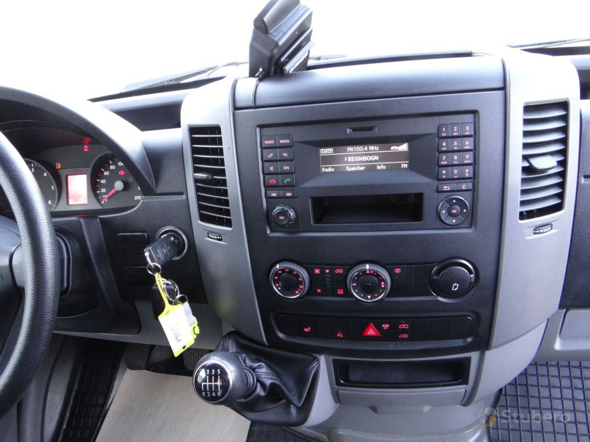 L’autoradio et les commandes de la console centrale de ce véhicule.